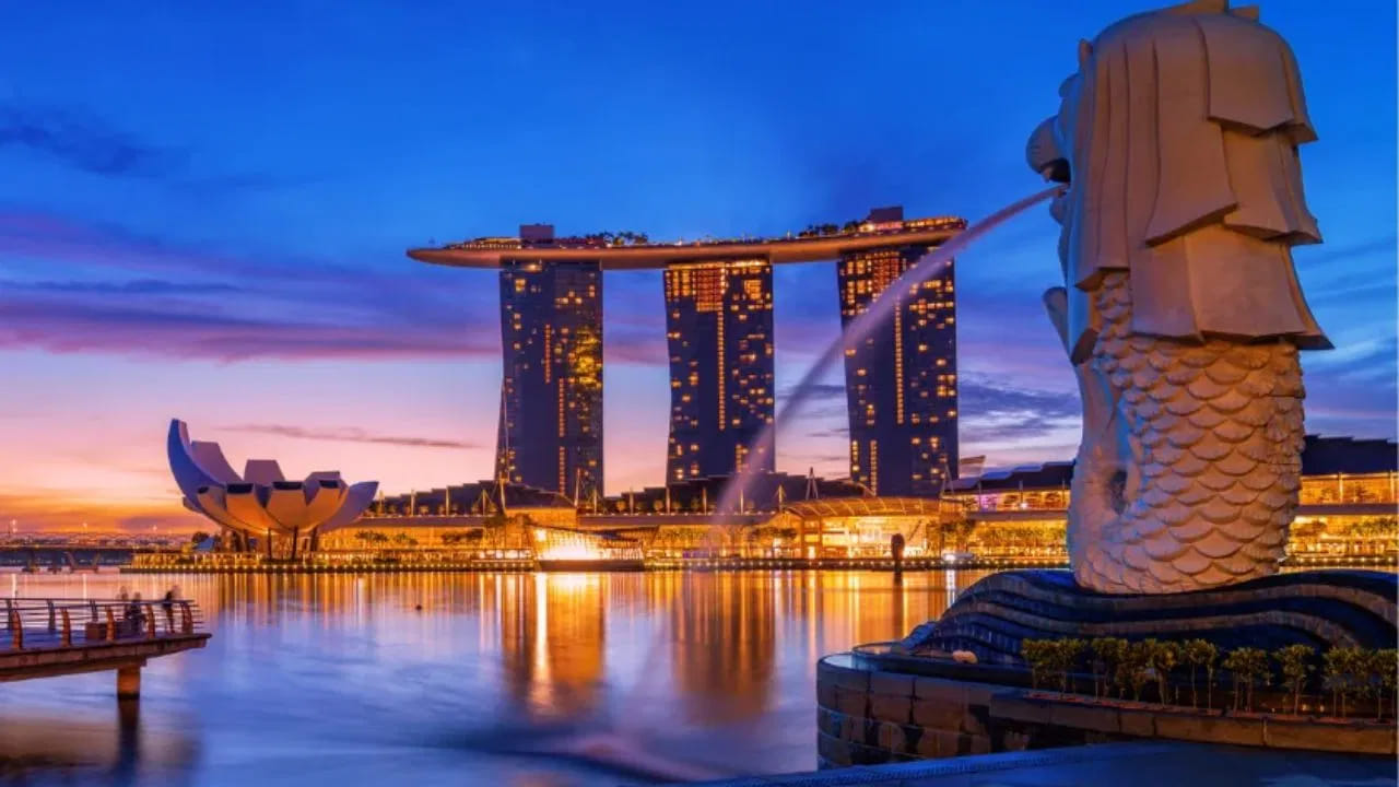  సింగపూర్‌లో ఒక భారతీయ రూపాయి ఎంత? 1 భారతీయ రూపాయి దాదాపు 0.014 సింగపూర్ డాలర్లకు సమానం. అంటే మీరు సింగపూర్‌కు 100 రూపాయలు తీసుకుంటే అక్కడ దాదాపు 1.41 సింగపూర్ డాలర్లు ఖర్చవుతాయి. ఈ మారకపు రేట్లను పరిశీలిస్తే, సింగపూర్ కరెన్సీ భారత రూపాయి కంటే బలంగా ఉందని స్పష్టంగా తెలుస్తుంది.