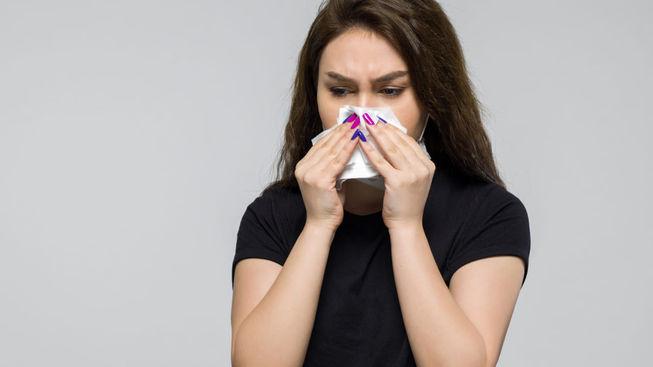 చల్లని గాలిలో అస్సలు నడవకండి. ఒక వేళ మీరు అలా నడుస్తున్నప్పుడు చెవులను ఒక పలుచటి దుప్పటితో కప్పుకోండి.ఇంకా మీ శరీరంలో శ్లేష్మం పలుచగా ఉండేందుకు రోజుకు రెండు నుంచి మూడు లీటర్ల నీళ్ళను తీసుకోండి. 