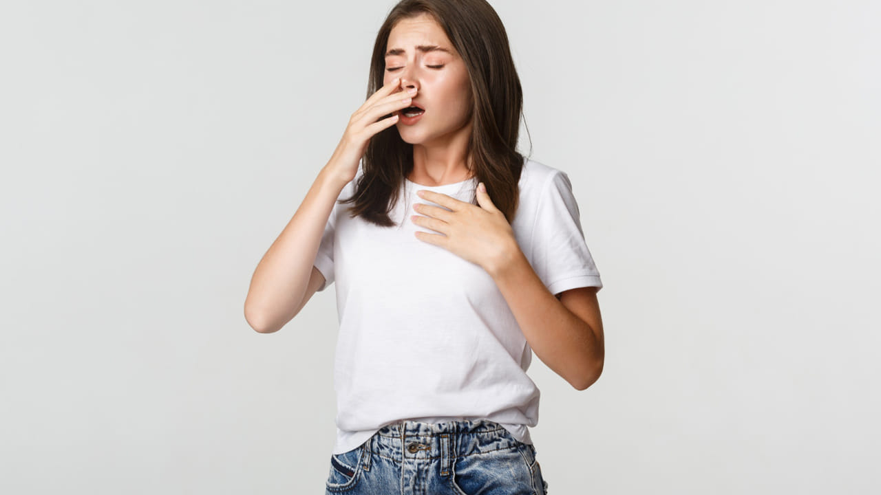 ఇల్లు శుభ్రపరిచేటప్పుడు దుమ్ము, ధూళి ఎక్కువగా వస్తుంటుంది. అలాంటి సమయంలో కొంచం జాగ్రత్తగా ఉండండి. అలాగే, పొగ, అలర్జీ కలిగించే ఆహారాలకు దూరంగా ఉండటమే మంచిది.