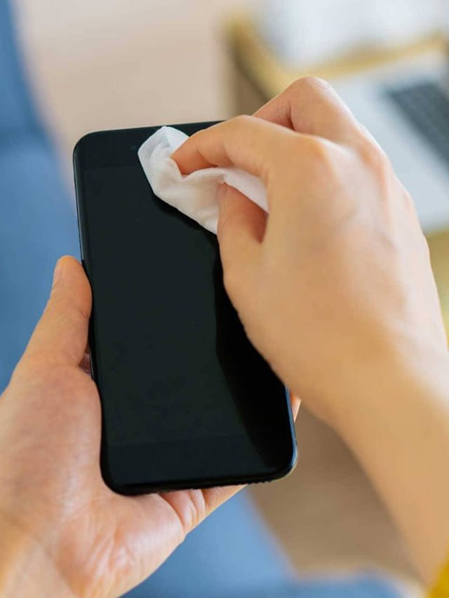 మీ స్మార్ట్ ఫోన్ ఇలా క్లీన్ చేస్తే..  స్ట్రీన్‌ దెబ్బతినే ఛాన్స్.. జాగ్రత్త!