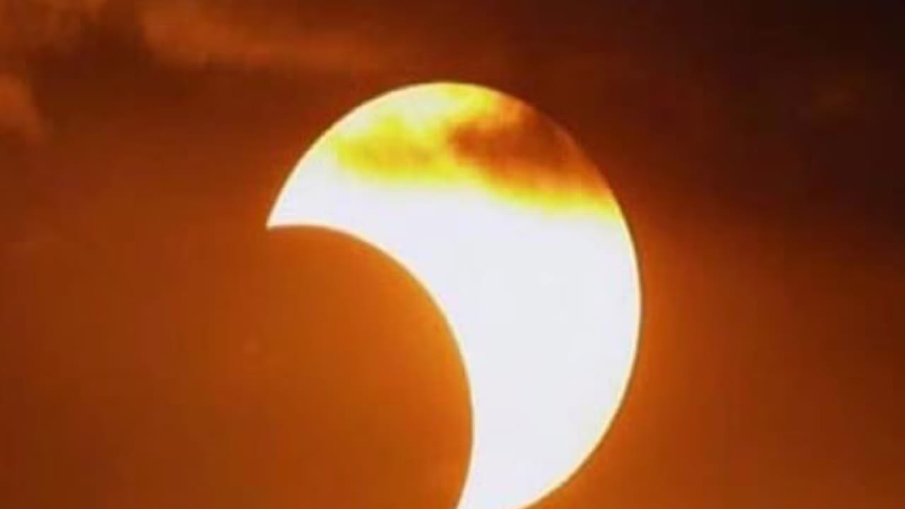 ఫిబ్రవరి 17న మొదటి సూర్య గ్రహణం ఏర్పడుతుంది. అయితే ఇది భారత దేశంలో కనిపించదు కాబట్టి, నూతక కాలం చెల్లదు. ఇక ఈ సూర్య గ్రహణం మధ్యాహ్నం 3: 26 గంటలకు ప్రారంభమై, సాయంత్రం 7.57 గంటలకు ముగుస్తుంది. దాదాపు నాలుగు గంటల పాటు కొనసాగుతుంది. ఈ సమయంలో సూర్యుడు అగ్రి వలయంలా కనిపిస్తాడు. అయితే భారత దేశంలో ఈ గ్రహణం కనిపించకపోయినప్పటికీ, కొన్ని రాశుల వారికి అడుగడుగునా సమస్యలే తీసుకురానున్నాడు. ఇంతకీ ఆ రాశులు ఏవి అంటే? 