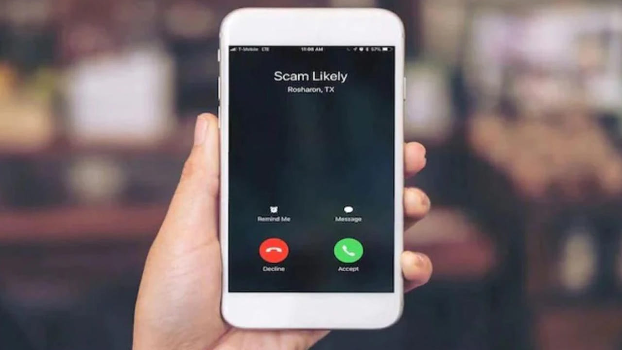 కాగా దేశంలో ఇటీవల సైబర్ నేరాలు భారీగా పెరుగుతున్నాయి. సైబర్ క్రిమినల్స్ తెలివిగా అనుమానం రాకుండా జనాలను మస్కా కొట్టిస్తున్నారు. దీంతో లక్షలాది సొమ్మును దొచేసుకుంటున్నారు. చివరికి మోసపోయాక ప్రజలు పోలీసులను ఆశ్రయిస్తున్నారు. అప్పటికే నగదు ట్రాన్స్‌ఫర్ అవ్వడం వల్ల నేరగాళ్లను పట్టుకోవడం కష్టతరంగా మారుతుంది.