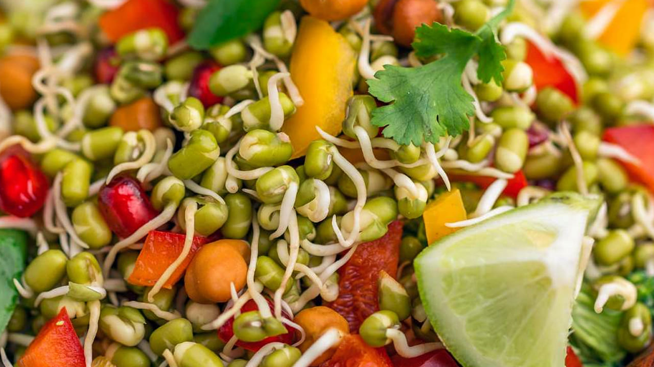 మొల‌క‌ల్లో ఫైబ‌ర్ అధికంగా ఉంటుంది. మీరు వీటిని ఉద‌యం పూట తీసుకోవ‌డం వ‌ల్ల ఆహారం మొత్తం జీర్ణమవుతుంది. అంతేకాదు,  జీర్ణ‌క్రియ పని తీరు కూడా మెరుగుపడుతుంది. ఇంకా గ్యాస్, ఉబ్బ‌రం వంటి స‌మ‌స్య‌లు కూడా త‌గ్గుతాయి. 