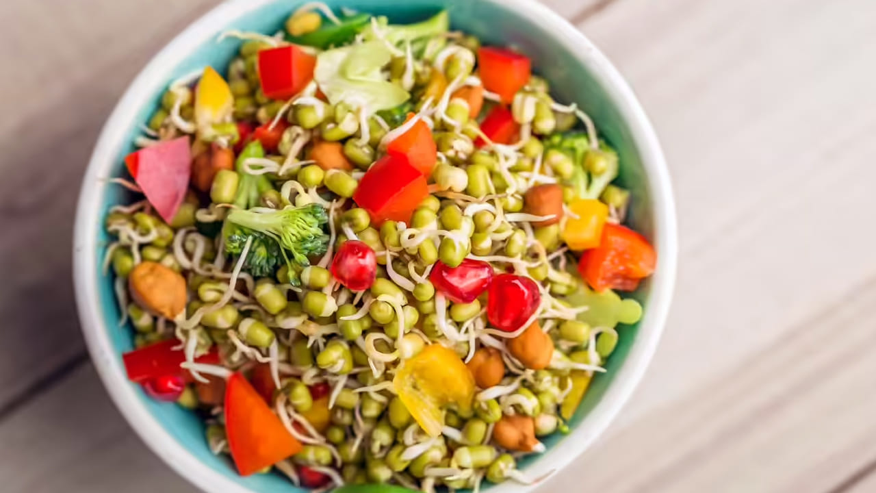 ఉద‌యం పూట టిఫిన్ కు బదులు మొల‌క‌ల‌ను తినడం వలన ఇన్పెక్ష‌న్లు వంటి సమస్యలు తగ్గుతాయి. అంతేకాదు, అనారోగ్య స‌మ‌స్య‌ల నుంచి ఉపశమనం పొందుతాము. 