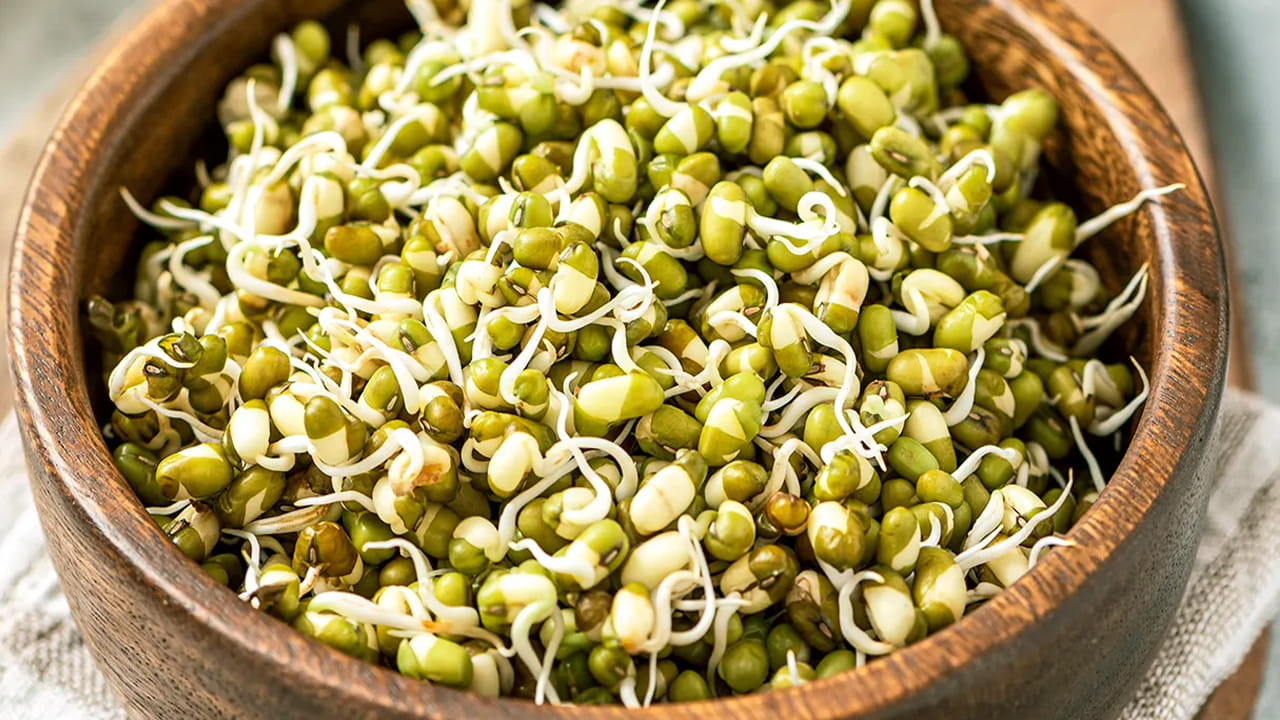 అధిక బరువుతో బాధపడే వారికీ మొలకలు చాలా మంచివి. ఎందుకంటే, వీటిలో క్యాల‌రీలు త‌క్కువ‌గా ఉంటాయి. అంతే కాదు,  ఫైబ‌ర్ అధికంగా ఉంటుంది. కాబట్టి, బ‌రువు త‌గ్గాల‌నుకునే వారికీ  ఇవి సూపర్ ఫుడ్. 
