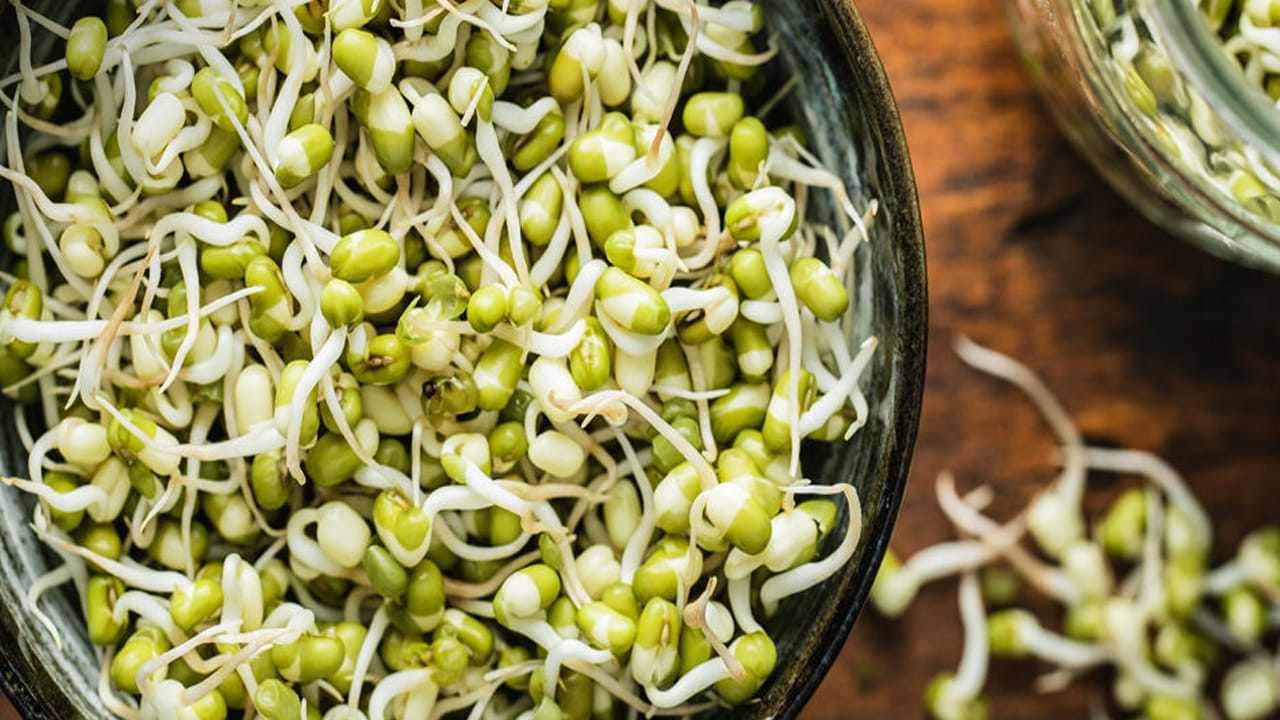 అయితే, ఇవి చూడ‌డానికి చిన్న‌గా ఉంటాయి. కానీ, ఇవి మనల్ని ఆరోగ్యంగా ఉంచుతాయి. ఇవి మనం ఒకసారి తినడం మొదలు పెడితే, 
మన శరీరంలో మార్పులను నిశ్శ‌బ్దంగా తీసుకురాగలవు. టిఫిన్ కు బదులు మొల‌క‌ల‌ను మీ ఫుడ్ డైట్ లో చేర్చుకుంటే అనారోగ్య సమస్యలకు చెక్ పెట్టొచ్చు. 