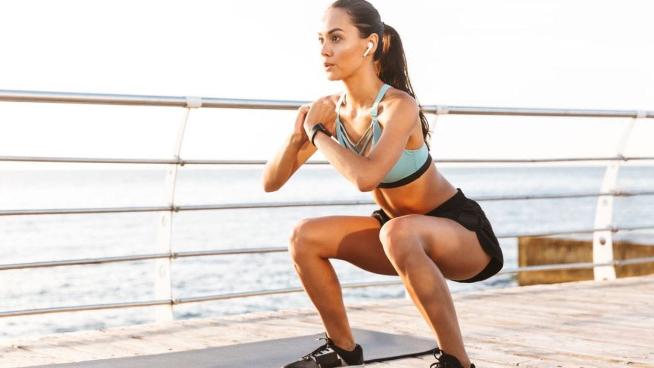 స్క్వాట్స్ (Squats): మహిళలకు వయస్సు పెరిగే కొద్దీ ఎముకలు బలహీనపడతాయి. స్క్వాట్స్ చేయడం వల్ల తొడలు, నడుము, కాళ్ల కండరాలు దృఢంగా తయారవుతాయి. ఇది లోయర్ బాడీ ఫిట్నెస్కు చాలా అవసరం. రోజుకు 15-20 సార్లు చొప్పున మూడు సెట్లు చేయడం వల్ల మంచి ఫలితం ఉంటుంది.