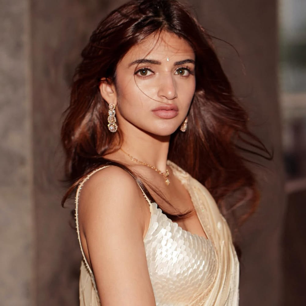 అయినప్పటికీ తమిళంలో ఆమెకు అవకాశాలు మాత్రం తగ్గడం లేదు. ప్రస్తుతం హీరో ధనుష్, సాయి పల్లవి కాంబోలో వస్తున్న కొత్త ప్రాజెక్టులో నటిస్తుంది. ఈ చిత్రానికి అమరన్ సినిమా డైరెక్టర్ దర్శకత్వం వహిస్తున్నారు. ఈ సినిమా కాకుండా ఇప్పుడు మరో ఛాన్స్ కొట్టేసిందట శ్రీలీల. 