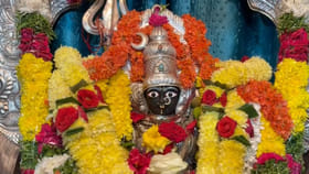 శ్రీ కనకదుర్గమ్మ అమ్మవారికి ఊరంతా కలిసి తెచ్చిన సారే..