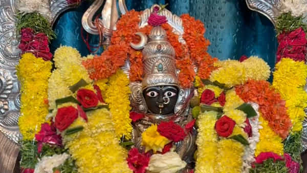 శ్రీ కనకదుర్గమ్మ అమ్మవారికి ఊరంతా కలిసి తెచ్చిన సారే.. ఆ వేడుక చూసేందుకు..