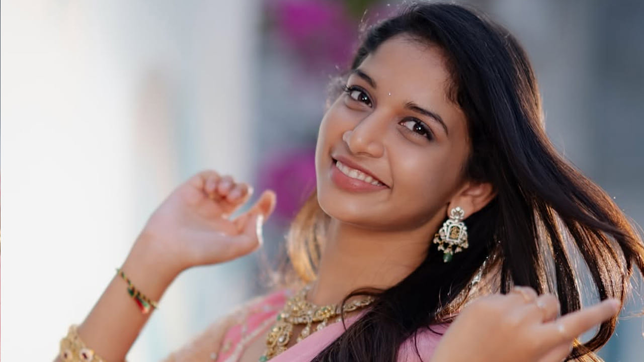 శ్రీదేవి అప్పల్ల గురిచి ఎంత చెప్పినా తక్కువే. ఈ అమ్మడు కోర్టు సినిమాతో తెలుగు అభిమానులకు దగ్గరైంది. కోర్టు మూవీలో జాబిలి పాత్రలో నటించి, తన నటనతో మంచి గుర్తింపు సంపాదించుకుంది. దీంతో ఒక్క సినిమాతోనే స్టార్ హీరోయిన్ లెవల్లో ఫేమ్ సంపాదించుకుంది.