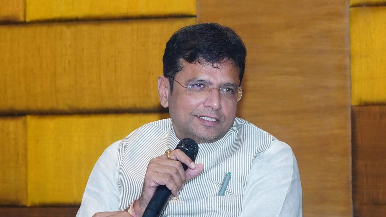 తమ ప్రభుత్వం వద్ద ట్యాక్సుల పెంపుపై ఎలాంటి ప్రతిపాదన లేదని మంత్రి శ్రీధర్ బాబు తెలిపారు. తాము పన్నులు పెంచకుండా అభివృద్ది దిశగా దూసుకెళ్తున్నామన్నారు. రాష్ట్రంలో వివిధ సంక్షేమ పథకాలు, అభివృద్ది కార్యక్రమాలు చేపడుతున్నామని అన్నారు. బీజేపీ, బీఆర్ఎస్ రాష్ట్రంలో ఆర్ధిక విధ్వంసం సృష్టించాయని ఆరోపించారు. 
