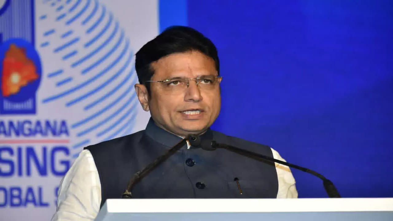 బీజేపీ, బీఆర్ఎస్ కలిసి రాష్ట్ర ఆర్శిక వ్యవస్ధను చిన్నాభిన్నం చేశాయని శ్రీధర్ బాబు తీవ్ర స్థాయిలో మండిపడ్డారు. రాష్ట్రాన్ని అప్పులపాలు చేశారని ఆరోపించారు. తాము పరిస్ధితిని గాడిలో పెట్టే ప్రయత్నం చేస్తున్నట్లు వివరించారు. 