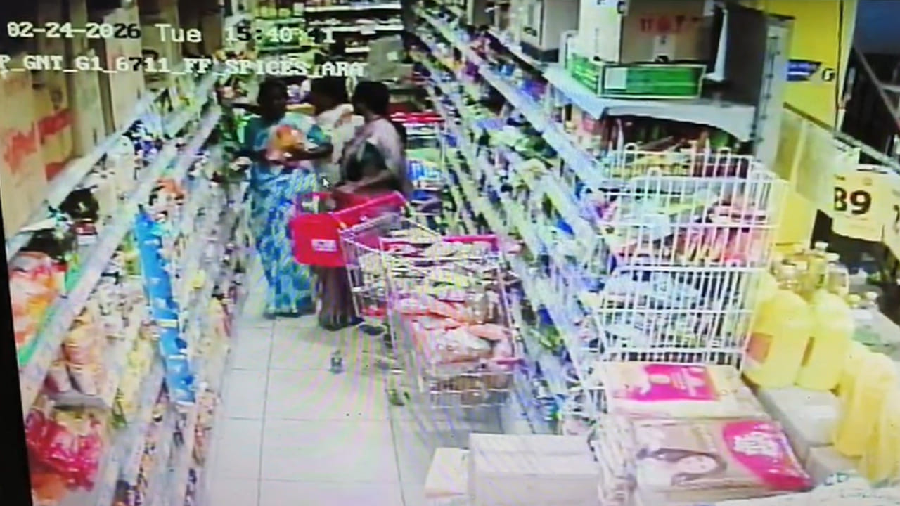 షాపింగ్ మాల్‌లో సీక్రెట్ ప్లాన్ ఫెయిల్… జీడిపప్పు కేసులో మహిళల అరెస్ట్