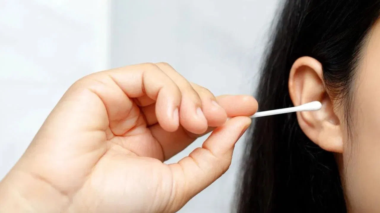 Earbuds to clean Earwax: మీరూ ఇయర్ బర్డ్స్తో చెవి శుభ్రం చేస్తున్నారా? ఐతే మీరీ విషయం చెప్పాల్సిందే