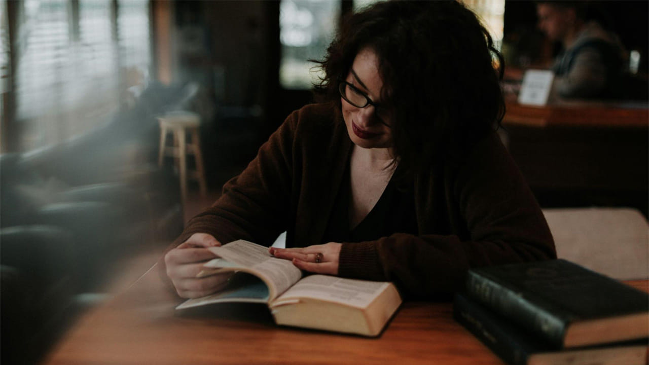 ఒక్కోసారి పుస్తకం మీద దృష్టిపెట్టాలని ఎంత ప్రయత్నం చేసినా వశం తప్పి ధ్యాస ఇట్టే మళ్లిపోతూ ఉంటుంది. పట్టుమని పది వాక్యాలో, పాఠమో ఏకబిగిన చదవలేకపోతున్నానే! అని దిగులు పట్టుకుంటుంది. చదువులో ఇలాంటివి అడపాదడపా తలెత్తుతూనే ఉంటాయి. ఇలాంటి సందర్భాల్లో జాగరూకతతో ఉండాలి. సందర్భం ఏదైనా అన్నివిధాలుగా అప్రమత్తతతో ఉంటే సహజంగానే ఏకాగ్రత బలపడుతుంది. అలాగే గతంలో కూరుకుపోకుండా, రేపటి ఊహల్లో తేలిపోకుండా వర్తమాన స్పృహతో మెలగాలి.