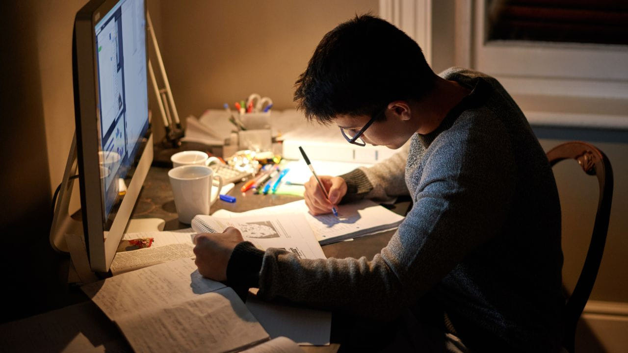 ఇలాంటప్పుడుకూర్చొని చదువుతున్నప్పుడు తరచూ నీళ్లు తాగడం అలవాటు చేసుకోవాలి. బాడీని హైడ్రేటెడ్‌గా ఉంచుకోవాలి. డీహైడ్రేట్‌ అయితే.. అలసట, తలనొప్పికి గురై చురుకుదనాన్ని కోల్పోతారు. కొందరైతే రాత్రి సమయంలో బెడ్‌ లైటు వెలుగులోనే చదువుతుంటారు. దీంతో వెలుతురు తక్కువై చురుగ్గా ఉండలేరు. తద్వారా మగతగా అనిపిస్తుంది.