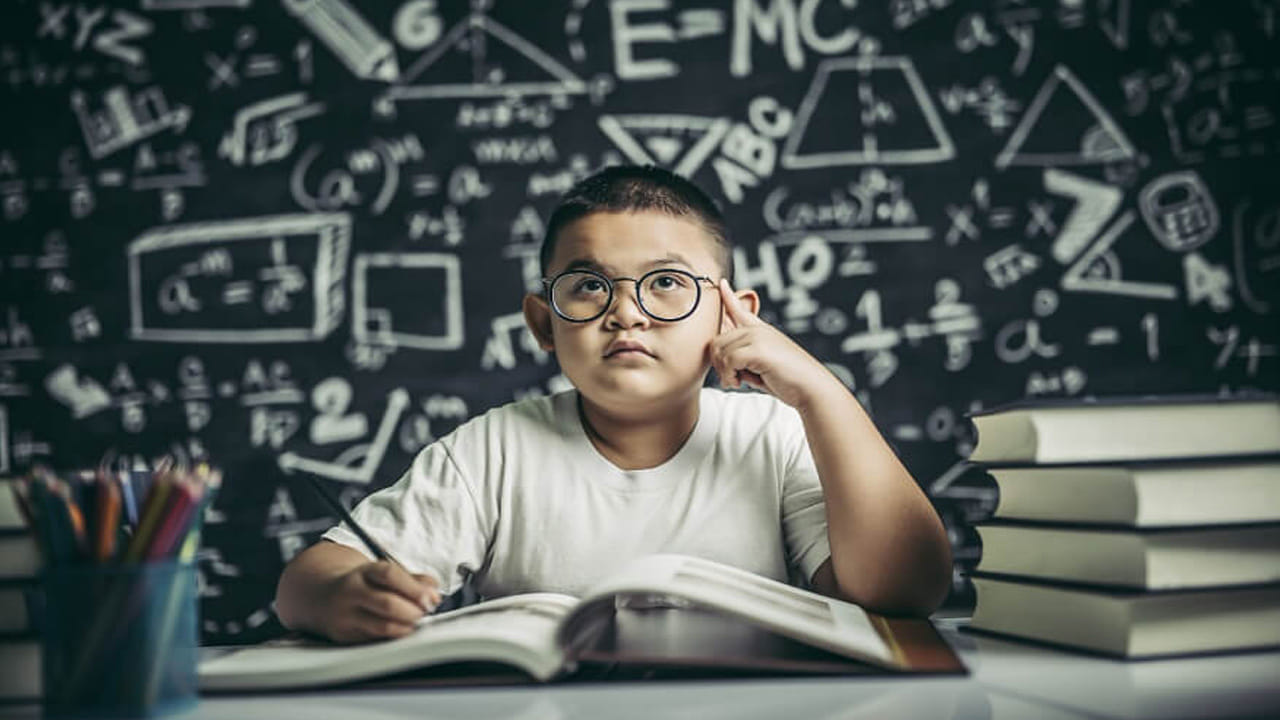 ఇలా బుర్ర పనిచేయని సమయంలో ఒక 10 నిమిషాలు అలారం పెట్టుకుని నిద్రపోవడం మంచిదని అంటున్నారు నిపుణులు. ఇలా 2, 3 గంటలకోసారి 20 నిమిషాలు చిన్న కునుకు వేయడం వల్ల మీ మెదడు తిరిగి శక్తిని పుంజుకుని మరింత చురుకుగా మారుతుందని చెబుతున్నారు.