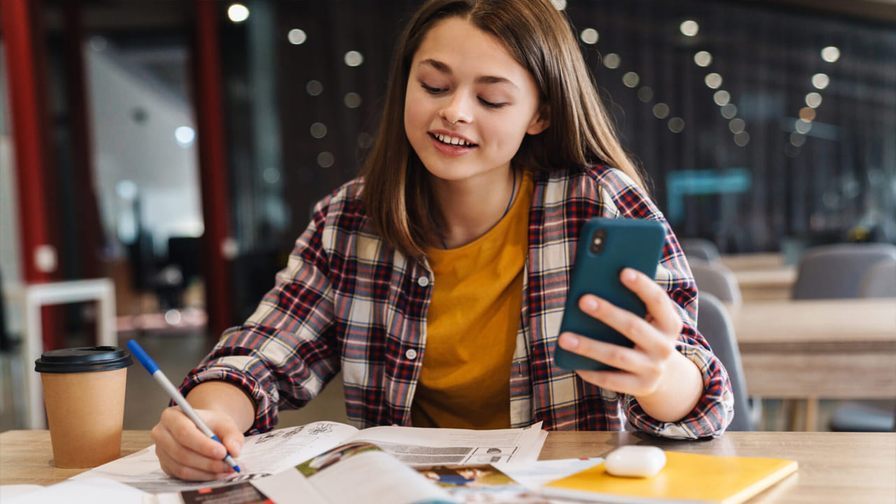 అయితే అతిగా తిని చదవడానికి కూర్చుంటే నిద్ర మత్తు ఆవరిస్తుంది. చదవడానికి ముందు.. అవసరమైన దానికంటే కాస్త తక్కువగా తింటే ఏకాగ్రత చక్కగా కుదురుతుంది. అలాగే మధ్యమధ్యలో స్నాక్స్ కూడా తీసుకోవచ్చు. పరీక్ష సమయంలో వేకువజామున లేచి చదవడం అవసరమవుతుంది. అలాంటప్పుడు మధ్నాహ్నం పూట నిద్ర వస్తుంటుంది. అప్పుడు కాసేపు కునుకు తీస్తే ప్రయోజనం రెట్టింపవుతుంది. ఆ తర్వాత రెట్టింపు ఉత్సాహంతో మీ పఠనాన్ని కొనసాగించవచ్చు.