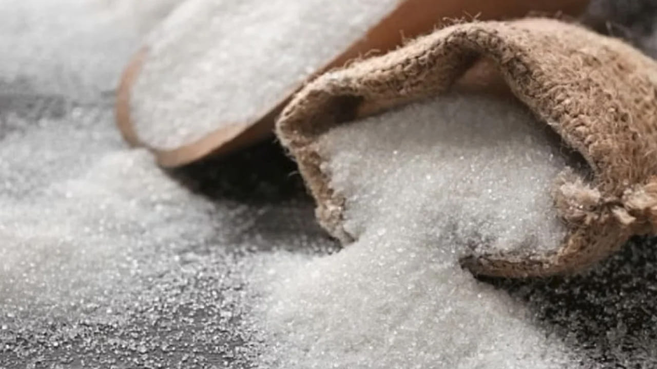 మీరు వరుసగా పది రోజులు మీ ఆహారంలో చక్కెరను తొలగిస్తే మీ శరీరంలో అనేక మార్పులను గమనించవచ్చు. చక్కెర తినడం వల్ల మెదడులో డోపమైన్ విడుదల అవుతుంది. కాబట్టి చక్కెరను తగ్గించడం వల్ల మొదట్లో మీరు అంతగా ఉత్సాహంగా ఉండకపోవచ్చు.