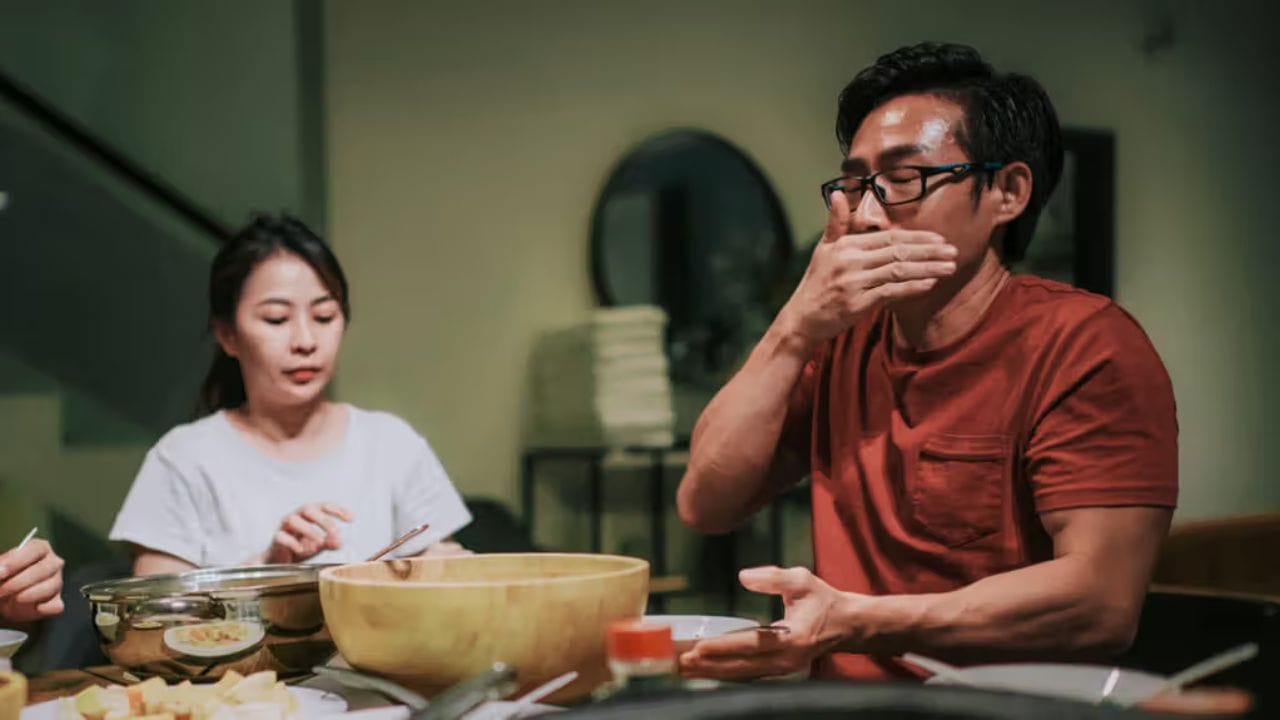 కొంతమందికి తినేటప్పుడు ముఖంపై చెమటలు పట్టడం సహజం. కారంగా ఉండే ఆహారం తిన్నప్పుడు లేదా వేడి వాతావరణంలో ఉన్నప్పుడు మనకు చెమటలు పడుతూ ఉంటాయి. అయితే వాతావరణం చల్లగా ఉన్నప్పటికీ, సాధారణ ఆహారం తింటున్నప్పుడు కూడా మీకు చెమటలు ఎక్కవుగా పడుతుంటే దానిని మీరు అస్సలు లైట్ తీసుకోవద్దంటున్నారు వైద్యులు. అది మీ శరీరంలో జరుగుతున్న కొన్ని మార్పులకు సంకేతం కావచ్చంటున్నారు.