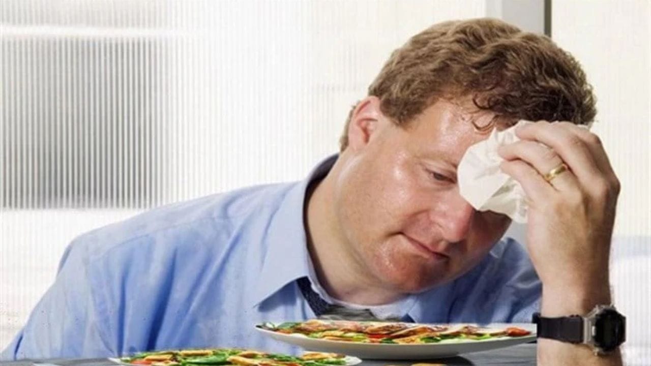 ఈ సమస్యను తగ్గించుకోవాలంటే, మీరు మీ జీవనశైలిలో కొన్ని చిన్న మార్పులు చేసుకోవాల్సి ఉంటుందని వైద్యులు చెబుతున్నారు. చాలా వేడిగా, కారంగా ఉండే ఆహార పదార్థాల వినియోగాన్ని తగ్గించాలని చెబుతున్నారు. ఒకేసారి ఎక్కువగా మోతాదులో తినకుండా, కొద్ది కొద్దిగా తినడం ఉత్తమం అని చెబుతున్నారు.  