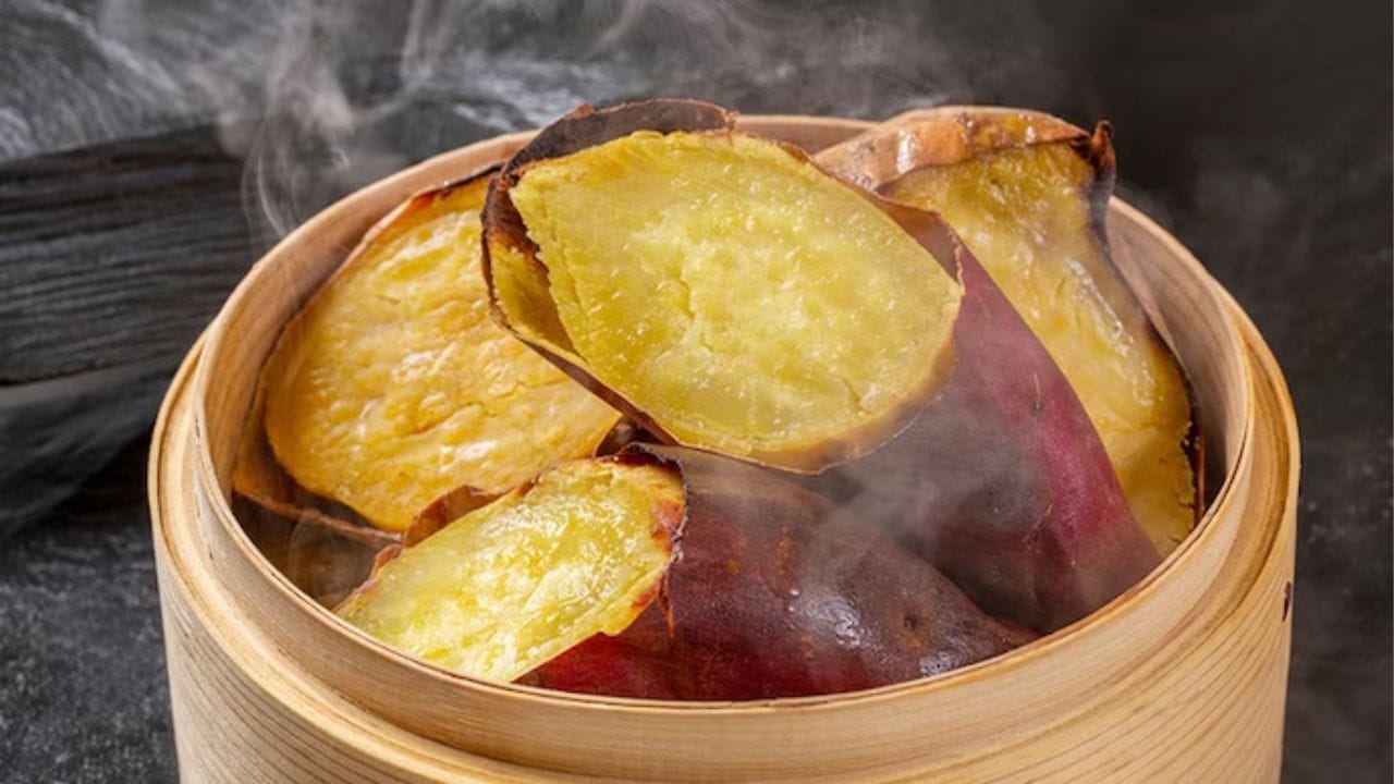 చిలగడదుంప: ఇది కూడా చర్మం సంరక్షణకు చాలా బాగా పనిచేస్తుంది. ఇందులో ఉండే యాంటీఆక్సిడెంట్లు, విటమిన్లు చర్మాన్ని లోపలి నుండి  మెరుగుపరుస్తాయి. చిలగడదుంపలను క్రమం తప్పకుండా తినడం వల్ల చర్మం కాంతి పెరుగుతుంది అలాగే ముడతలు కూడా తగ్గుతాయి. అలాగే దానిమ్మ కూడా చర్మాన్ని ఆరోగ్యాన్ని కాపాడడంతో సూపర్‌గా పనిచేస్తుంది.దానిమ్మను క్రమం తప్పకుండా తీసుకోవడం వల్ల చర్మం కాంతి పెరుగుతుంది. అలాగే చర్మంపైఉన్న ఫైన్ లైన్స్ ను తగ్గిస్తుంది.