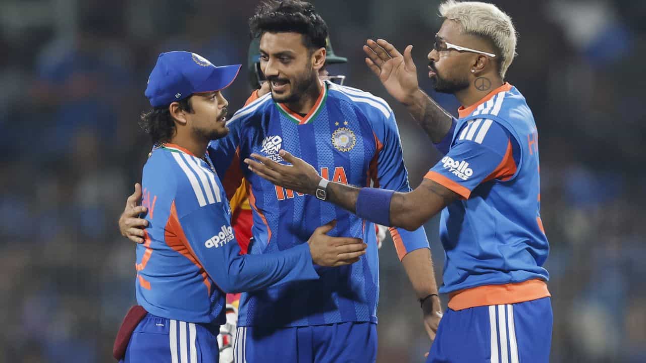 అయితే, ఈ నెట్ రన్ రేట్ తో అవసరం లేకుండా టీం ఇండియా సెమిస్ చేరాలంటే మార్చి 1న వెస్టిండీస్ జట్టుతో జరిగే మ్యాచ్ ను గెలిస్తే చాలు. సింపుల్ గా టీమిండియా సెమీస్ చేరుతుంది. అప్పుడు టీం ఇండియా ఖాతలో నాలుగు పాయింట్లు చేరుతాయి. వెస్టిండీస్ రెండు పాయింట్ల వద్ద ఆగిపోతుంది. ఇలా నెట్ రన్ రేట్ తో సంబంధం లేకుండానే టీం ఇండియా ఈజీగా సెమిస్ కు చేరుకుంటుంది. అలాగే నెట్ రన్ రేట్ తో సంబంధం లేకుండా టీం ఇండియా మరో విధంగా సెమి చేరే అవకాశం ఉంది. టీం ఇండియా తర్వాత రెండు మ్యాచుల విజయం సాధిస్తే నాలుగు పాయింట్లు పొందుతుంది.