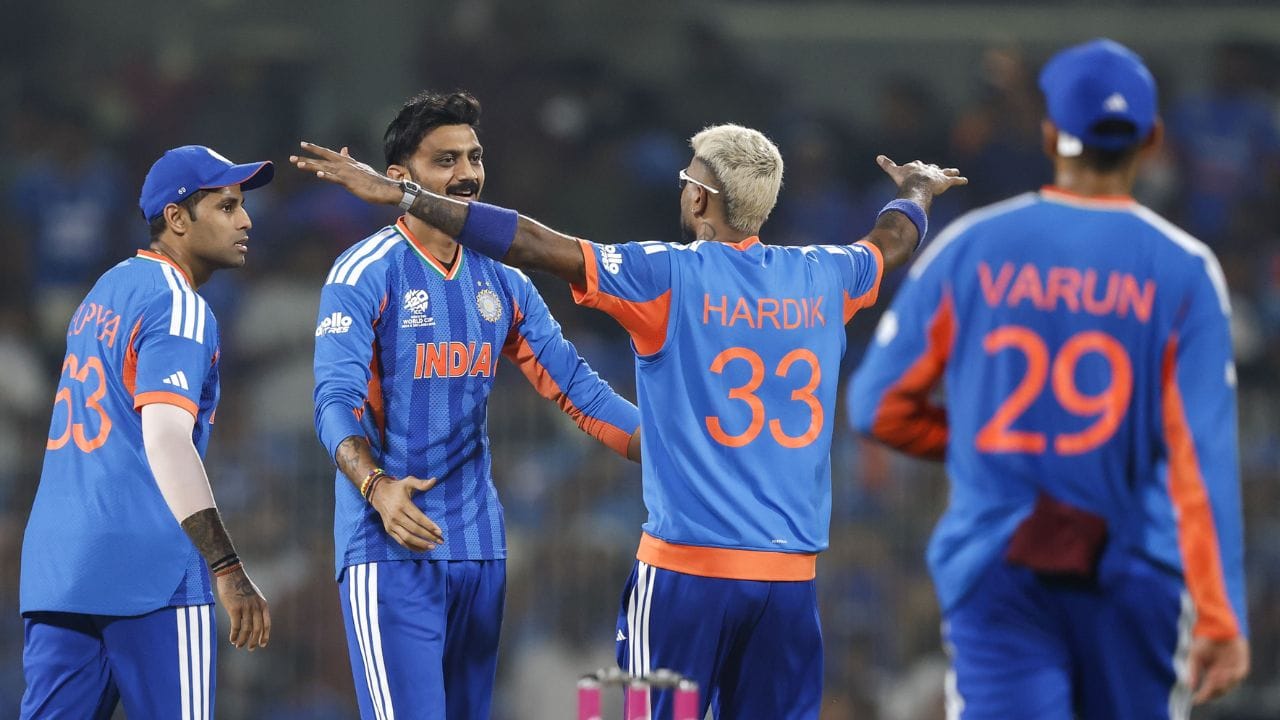 అదే సమయంలో జింబాబ్వేను వెస్టిండీస్ ఏకంగా 100 కంటే ఎక్కువ పరుగుల తేడాతో ఓడించడం టీమిండియా సెమిస్ ఛాన్స్ ను మరింత క్లిష్టంగా మార్చింది. అయితే, భారత జట్టు జింబాబ్వేను 72 పరుగుల తేడాతో ఓడించింది. దీంతో ప్రస్తుత వెస్టిండీస్ +1.791 అలాగే సౌతాఫ్రికా +2.890 నెట్ రన్ రేట్ తో కలిగి ఉన్నాయి. ఇక టీం ఇండియా -0.100 నెట్ రన్ రేట్ తో కొనసాగుతుంది. కాబట్టి దీని ఆధారంగా సెమీస్ కు చేరడం కష్టమే.