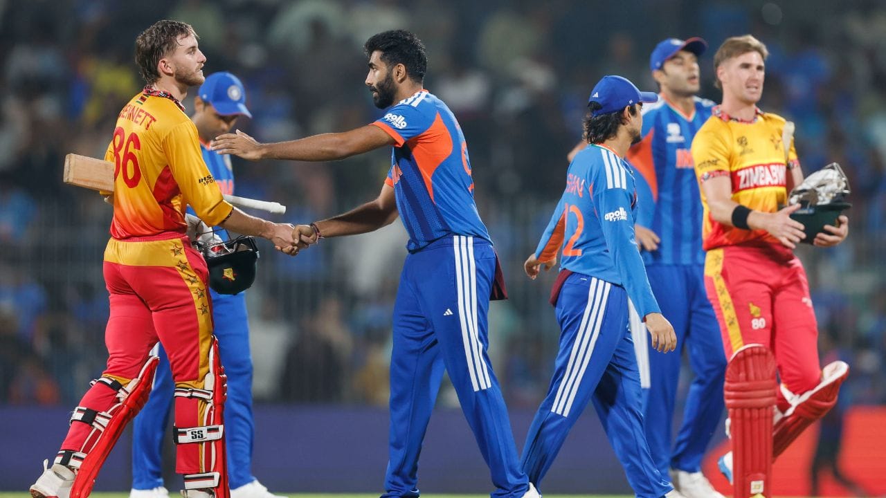 స్వదేశంలో జరుగుతున్న టీ20 వరల్డ్ కప్ సెమీఫైనల్ కు టీం ఇండియా రాచ మార్గంలో చేరాలని అభిమానులు కోరుకుంటున్నారు. అంటే ఇతర జట్లతో నెట్ రన్ రేట్ పంచాయతీ లేకుండా నేరుగా విన్నింగ్ పాయింట్స్ తోనే సెమిస్ లో అడుగు పెట్టాలని ఆశపడుతున్నారు. ఇలా జరగాలంటే భారత ముందు ఒకే ఒక బెస్ట్ ఛాయిస్ ఉంది. అదేంటో ఓసారి చూద్దాం..