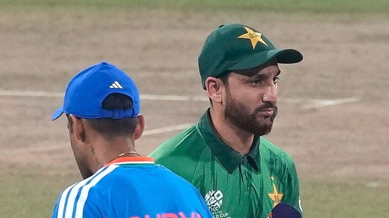 ఇక్కడే ఆసక్తికరమైన యాదృచ్ఛికం మొదలవుతుంది. సరిగ్గా 22 ఏళ్ల క్రితం, 2003 ప్రపంచకప్లో కూడా మహాశివరాత్రి రోజునే భారత్–పాకిస్తాన్ మ్యాచ్ జరిగింది. ఆ మ్యాచ్లో కూడా టీమ్ ఇండియా విజయం సాధించింది. అంటే 2003, 2015, 2026.. మూడు సందర్భాల్లోనూ ఫిబ్రవరి 15 లేదా మహాశివరాత్రి రోజు భారత్ పాకిస్తాన్పై గెలుపొందింది.