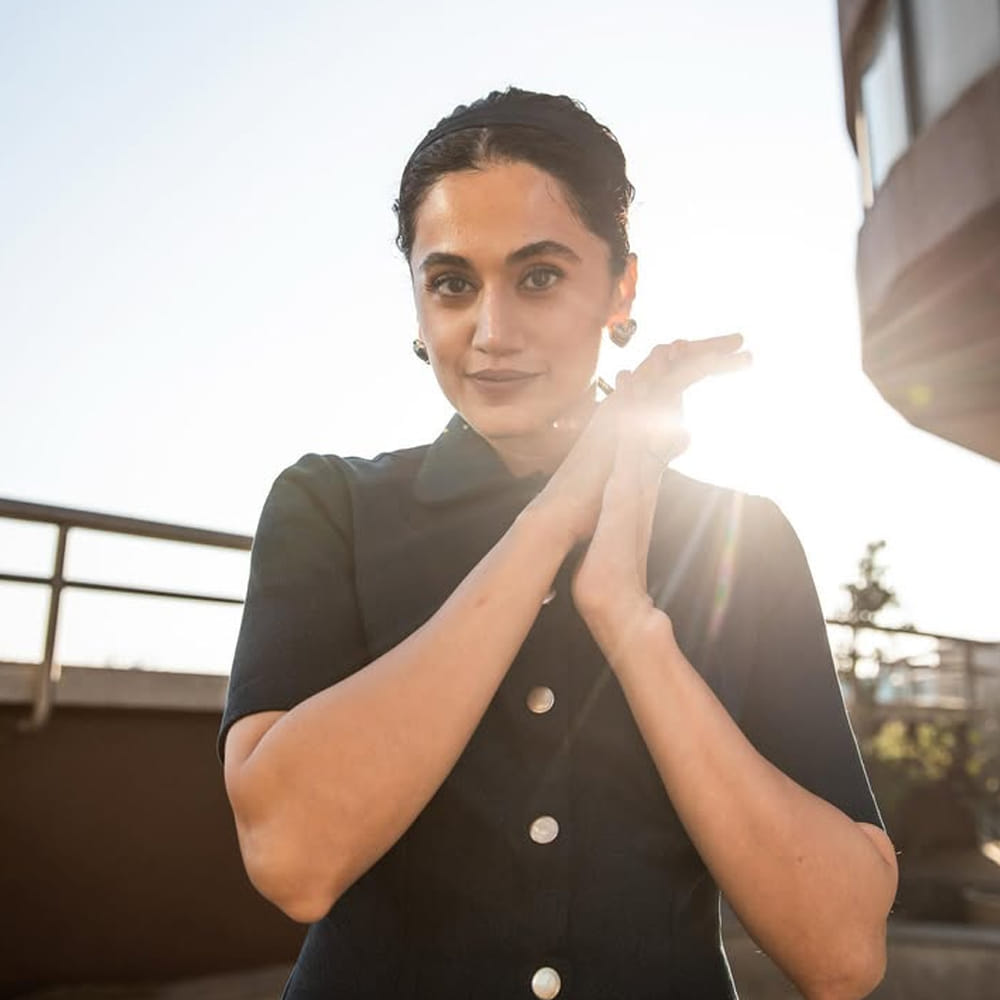 ఆమె ఎవరో కాదు తనే హీరోయిన్ క్రేజీ బ్యూటీ తాప్సీ. ఒకప్పుడు తెలుగులో రవితేజ, ప్రభాస్ వంటి స్టార్ హీరోలతో కలిసి నటించి స్టార్ డమ్ అందుకుంది. కెరీర్ మంచి ఫామ్ లో ఉన్నప్పుడే హిందీ సినిమాలకు గ్రీన్ సిగ్నల్ ఇచ్చింది. అక్కడ వరుసగా సినిమాలు చేసింది.