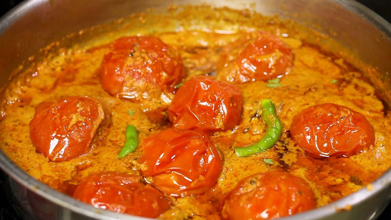 ముందుగా స్టవ్ వెలిగించి పాన్ లో ఆయిల్ వేసి అది కొంచం అది వేడయ్యాక దానిలో టమాటాలు, పచ్చిమిర్చి ముక్కలు, చింతపండు రసం వేసి అలాగే 5 నిముషాల పాటు అలాగే ఉంచండి. 