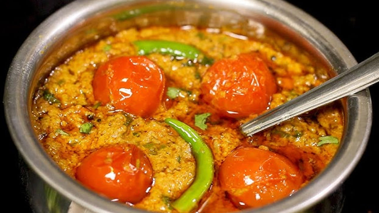 మసాలా కోసం ధనియాలు, జీలకర్ర,  లవంగాలు, దాచిన చెక్క వేయించుకుని రొటీలో పొడిలాగా దంచుకోవాలి. ఆ తర్వాత వెల్లుల్లి పేస్ట్ , ఉప్పు వేసి టమాటాలు మెత్తగా అయ్యే వరకు స్టవ్ మీదే ఉంచండి. 