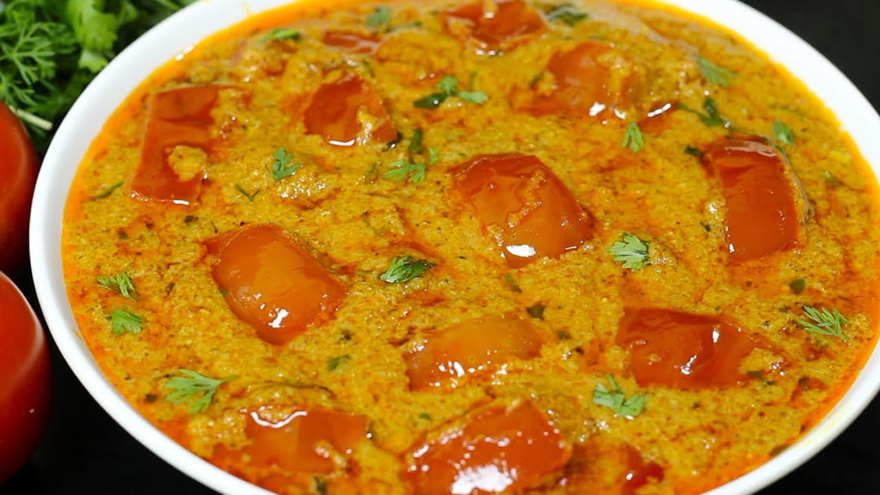 ఇప్పుడు తాలింపు పెట్టడానికి స్టవ్ వెలిగించి పాన్ లో ఆయిల్ వేసి దానిలో పెసరపప్పు, ఎండుమిర్చి, కరివేపాకు వేసి పోపు వెయ్యాలి