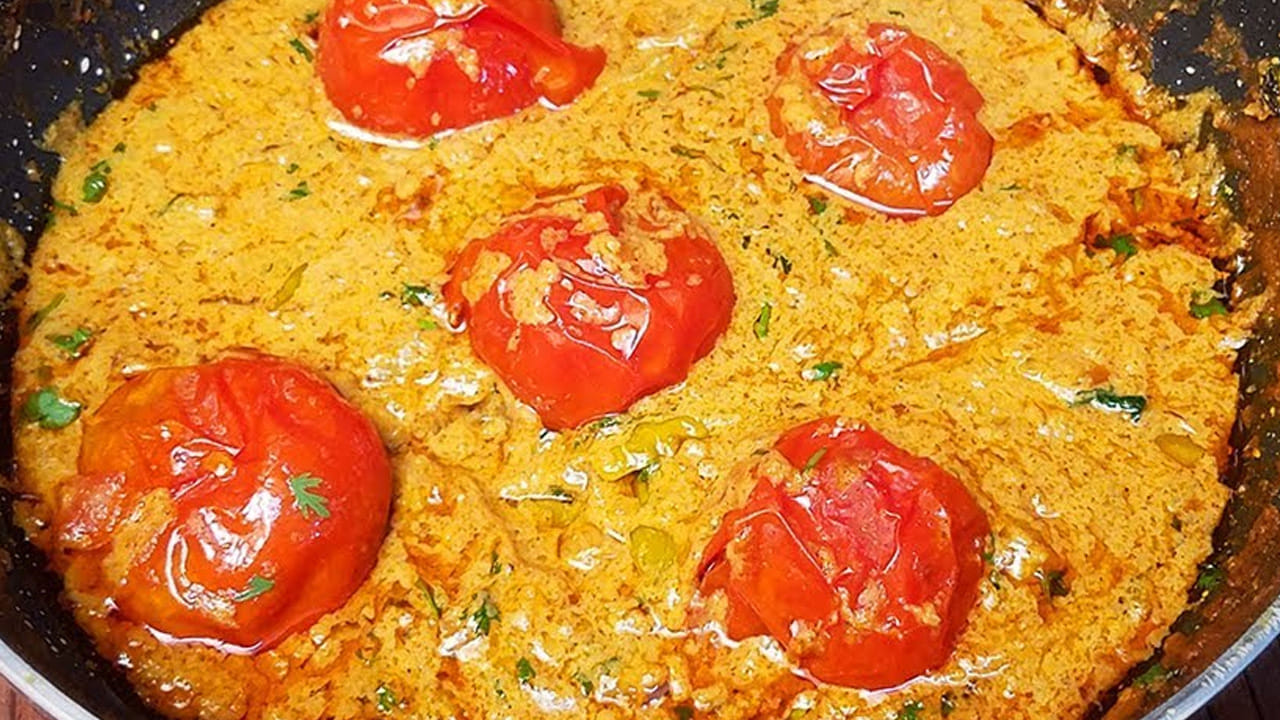 అంతే, వేడి వేడి టమాటా మసాలా కూర రెడీ. దీనిని చపాతీల్లో  వేసుకుని తింటే ఆ టేస్ట్  నెక్స్ట్ లెవెల్ మీరు కూడా ఒకసారి ట్రై చేసి తినండి.