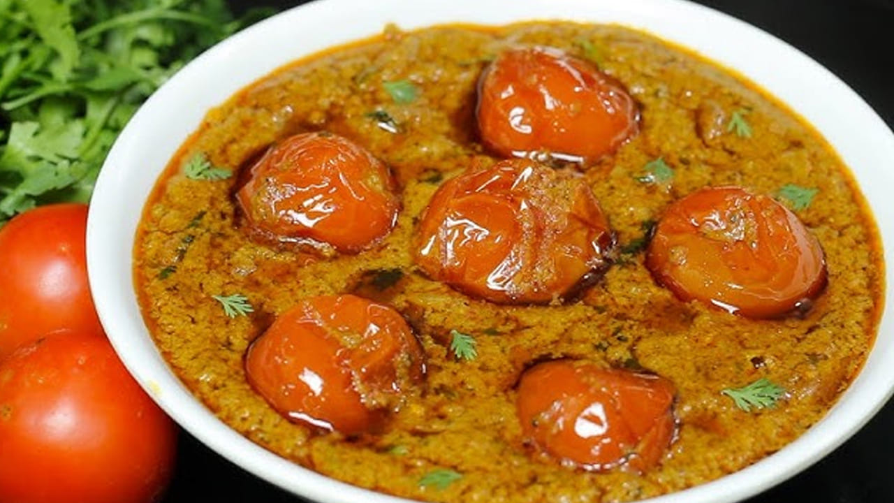 కావాల్సిన పదార్ధాలు : 4 టమాటోలు, 100 గ్రాముల పచ్చిమిర్చి, చింతపండు, వెల్లుల్లి రెబ్బలు, అర టీ స్పూన్ జీలకర్ర, ఉప్పు, రెండు టేబుల్ స్పూన్స్ నూనెను తీసుకోండి. 
