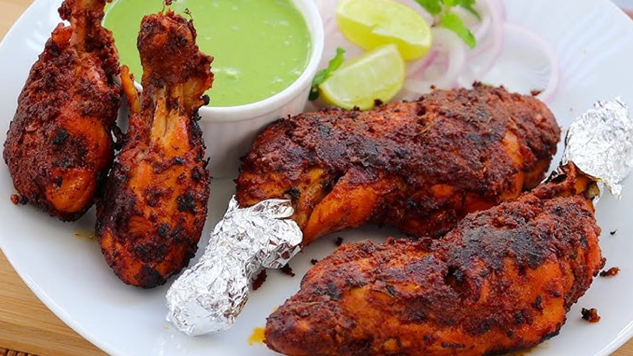 తయారీ విధానం : ముందుగా ఒక బౌల్ తీసుకోవాలి. అందులో శుభ్రం చేసిన చికెన్ ముక్కలను వేసుకొని, వాటిలో అల్లం వెల్లుల్లి పేస్ట్, రుచికి సరిపడ ఉప్పు, పెరుగు, కారం, ఉప్పు, కసూరీ మేతీ, గరం మసాలా, చికెన్ మసాలా, జీలకర్ర పొడి, ధనియాల పొడి, నిమ్మరసం, రెండు టీ స్పూన్స్ ఆయిల్ వేసి మంచిగా కలుపుకోవాలి. మిశ్రమం మొత్తం ముక్కలకు పట్టేలా చూసుకోవాలి. తర్వాత దీనిని నాలుగు గంటల పాటు, ఫిజ్‌లో పెట్టాలి.