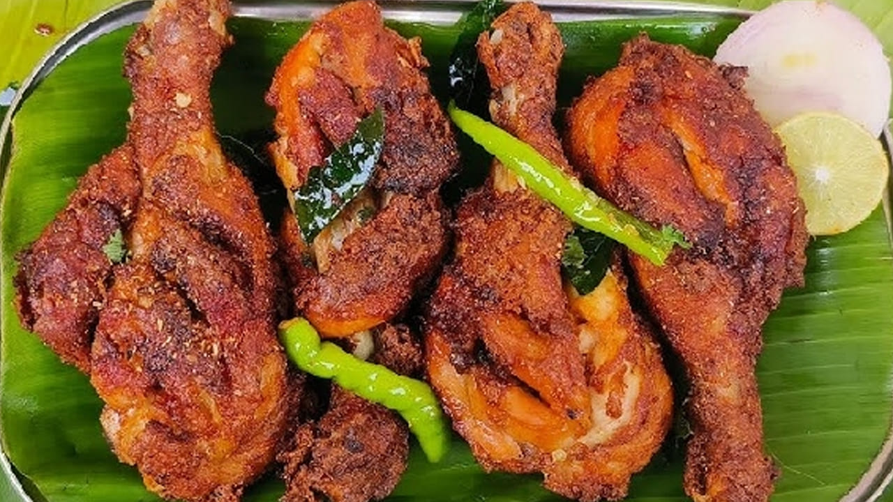 తర్వాత ఫ్రిజ్ నుంచి తీసి, ఈ చికెన్ మిశ్రమాన్ని కుక్కర్‌లో వేసి కనీసం మూడు విజుల్స్ వచ్చే వరకు ఉడకబెట్టుకోవాలి. దీని తర్వాత కుక్కర్ మూత తీసి మరో ఐదు లేదా పది నిమిషాల పాటు చిన్‌లో ఎలాంటి నీటి శాతం లేకుండా ఉడకబెట్టుకోవాలి.