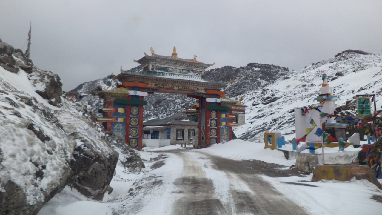 తవాంగ్, అరుణాచల్ ప్రదేశ్: మంచుతో మునిగితేలే ‘వైట్ వాలెంటైన్’ కావాలనుకుంటున్నారా? అయితే మీరు హిమాలయాల మధ్యలో ఉన్న తవాంగ్‌కి వెళ్లాల్సిందే. హిల్ స్టేషన్ ట్రావెలాగ్‌ల నుంచి బయటకు వచ్చినట్లుండే ఈ పట్టణంలో మంచు కప్పిన శిఖరాలు, నిశ్శబ్ద లోయలు చూడ్డానికి ఎంతో అద్భుతంగా ఉంటాయి. మీ ప్రియమైన వ్యక్తితో అద్భుతమైన ప్రకృతి, వాతావరణాన్ని ఆస్వాధించేందుకు పర్ఫెక్ట్ ప్లేస్. స్థానిక సంస్కృతి తెలుసుకోవాలంటే భవ్యమైన మఠాలు (మఠాలు) తప్పక చూడాలి.