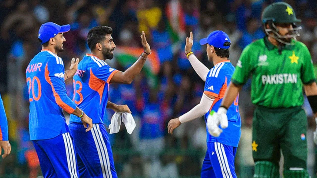 Team Indias T20 World Cup 2026 Semi-Final Qualification Scenarios: టీ20 ప్రపంచకప్ 2026 సెమీఫైనల్స్ కు టీమిండియా అర్హత సాధించడంపై ప్రస్తుతం సందిగ్ధత నెలకొంది. దక్షిణాఫ్రికా చేతిలో ఓడిపోవడం, టీమిండియా రన్ రేట్ మైనస్ లో ఉండటం దీనికి ప్రధాన కారణాలు. అలాగే, జింబాబ్వేపై వెస్టిండీస్ 100కు పైగా పరుగుల తేడాతో విజయం సాధించడంతో టీమిండియాపై ఒత్తిడి మరింత పెరిగింది. సెమీఫైనల్స్ కు చేరాలంటే భారత జట్టుకు కొన్ని మార్గాలున్నాయి.