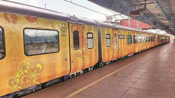 Tejas Express: తేజస్ ఎక్స్ప్రెస్ రైళ్లపై కీలక అప్డేట్.. వామ్మో.. ఆదాయం ఎంత వచ్చిందంటే..? రికార్డ్ స్థాయిలో..