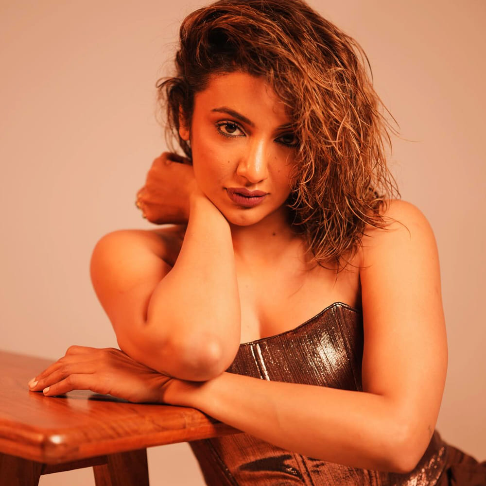 సినిమాలతో పాటు సోషల్ మీడియాలో యాక్టివ్ గా ఉండే ఈ చిన్నది. పలు టీవీ షోల్లోనూ పాల్గొంటుంది. నెట్టింట ఈ ముద్దుగుమ్మ షేర్ చేసే ఫోటోలు కుర్రాళ్ళ మతులు పోగొడుతున్నాయి. ఓ రేంజ్ లో గ్లామర్ ఒలకబోస్తూ ఫోటోలు పంచుకుంటుంది ఈ అందాల భామ. 