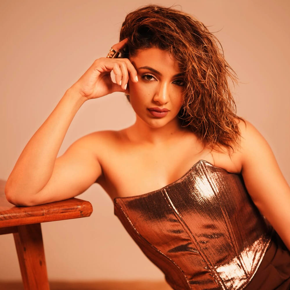 అలాంటి వారిలో తేజస్వి మదివాడ ఒకరు. సీతమ్మవాకిట్లో సిరిమల్లె చెట్టు సినిమాతో ఫెమస్ అయిన తేజస్వి మదివాడ. ఆర్జీవీ తెరకెక్కించిన ఐస్ క్రీమ్ సినిమాలో సోలో హీరోయిన్ గా నటించినా, ఆ తర్వాత సెకెండ్ ఫీమెల్ లీడ్, క్యారెక్టర్ ఆర్టిస్టుగానే ఎక్కువగా కనిపించింది.