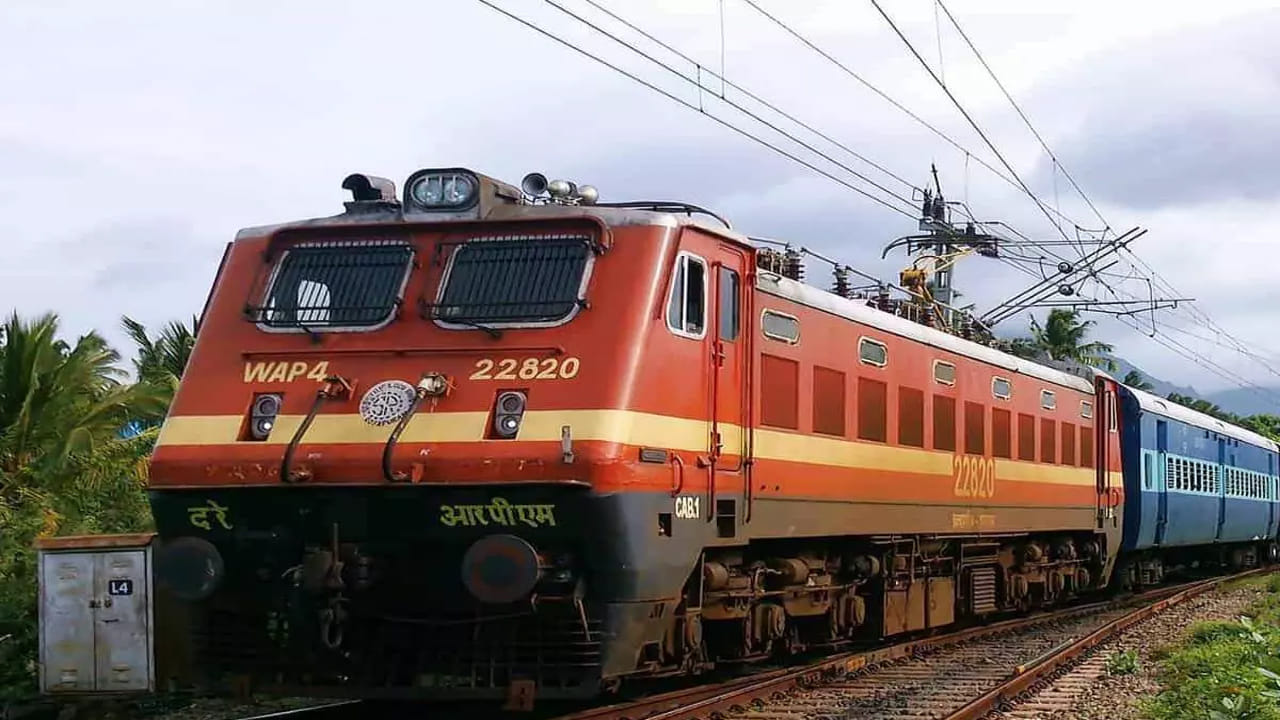 తెలంగాణలోని రైల్వే ప్రయాణికులకు అదిరిపోయే వార్త అందించింది కేంద్ర ప్రభుత్వం. రాష్ట్రంలో కొత్తగా ఆరు రైల్వే లైన్లను నిర్మించేందుకు కేంద్ర పచ్చజెండా ఊపింది. రైల్వేశాఖ మంత్రి అశ్విని వైష్ణవ్ ఈ విషయాన్ని లోక్‌సభలో స్పష్టం చేశారు. డీపీఆర్ తయారుచేసేందుకు ఇప్పటికే సర్వే చేపడుతున్నామని, అనంతరం టెండర్లు పిలిచి పనులు ప్రారంభిస్తామని తెలిపారు.