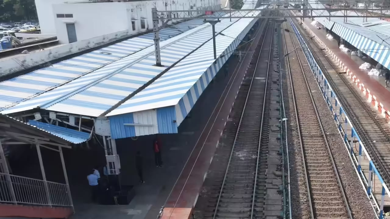 తెలంగాణలోని రైల్వే ప్రాజెక్టులపై మాల్కా్‌జ్‌గిరి ఎంపీ ఈటెల రాజేందర్ లోక్‌సభలో ప్రశ్నించారు. ఈ సందర్భంగా అశ్విని వైష్ణవ్ బదులిస్తూ.  రాష్ట్రంలో ఆరు కొత్త రైల్వే లైన్లను నిర్మించనున్నట్లు చెప్పారు. కాచిగూడ-జగ్గయ్యపేట రైల్వే లైన్‌తో పాటు బోధన్-లాతూరు, గద్వాల-డొర్నకల్,  వికారాబాద్-కృష్ణా,  పటన్ చెర్వు-ఆదిలాబాద్ రైల్వే లైన్లను కొత్తగా నిర్మించనున్నట్లు స్పష్టం చేశారు.
