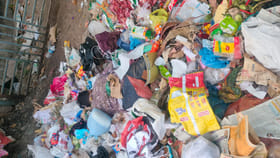 ఆ కిక్కులో చెత్తకుప్ప దగ్గర సోయి లేకుండా..