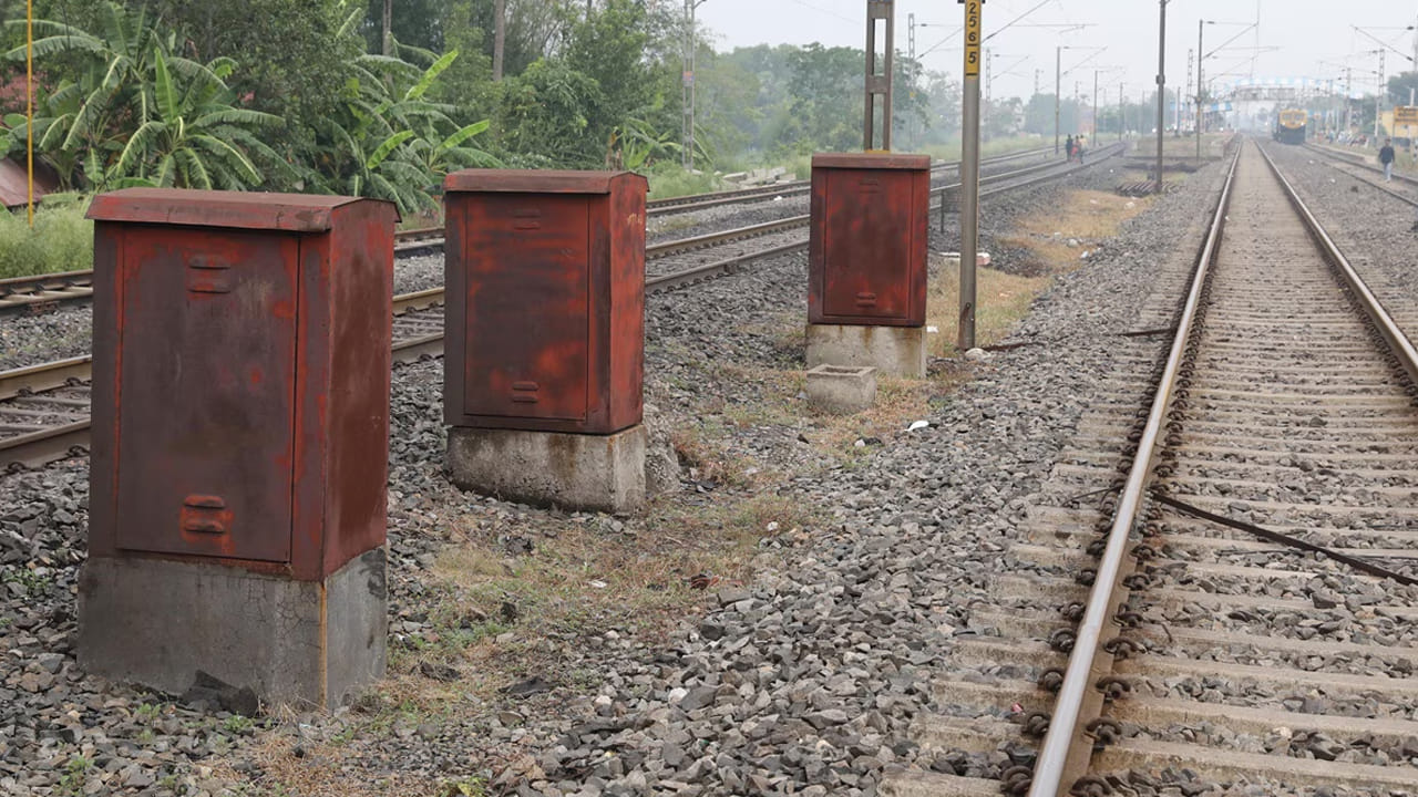 ఇక 2022-23 నుంచి ఇప్పటివరకు తెలంగాణలో కొత్తగా 18 రైల్వే లైన్లకు అనుమతి ఇచ్చామన్నారు. మొత్తం 57 లైన్లలో డీపీఆర్ సర్వే చేపట్టేందుకు అనుమతి మంజూరైందన్నారు. మొత్తం 5,665 కిలోమీటర్ల పొడవైన లైన్లను నిర్మించనున్నట్లు అశ్విన వైష్ణవ్ తెలిపారు. రాష్ట్ర ప్రభుత్వాలతో భాగస్వామ్యమై డీపీఆర్ సిద్దం చేస్తామని వెల్లడించారు.
