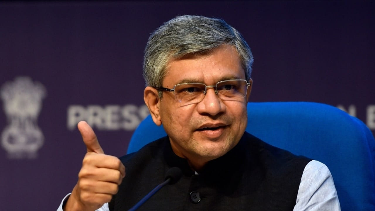 అటు తెలంగాణలో రైల్వే ప్రాజెక్టుల కోసం 2343 హెక్టార్ల భూమి అవసరమని, కానీ భూసేకరణ ప్రక్రియలో ఆలస్యం జరుగుతుందని అశ్విని వైష్ణవ్ తెలిపారు. భూసేకరణ ప్రక్రియ వల్ల నాలుగు ప్రాజెక్టుల్లో జాప్యం జరుగుతుందన్నారు. ఇప్పటివరకు 1580 హెక్టార్లు సేకరించినట్లు చెప్పుకొచ్చారు.
