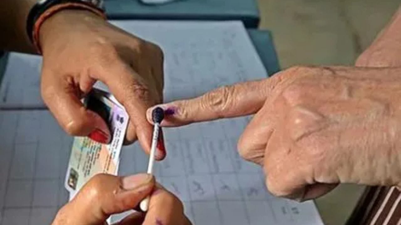 తెలంగాణ రాష్ట్రంలో మున్సిపల్ ఎన్నికల నిర్వహణకు సర్వం సిద్దమైంది. పోలింగ్ నిర్వహించేందుకు ఎన్నికల అధికారులు ఏర్పాట్లు మొత్తం పూర్తి చేశారు. ఎన్నికలు జరగనున్నాయి. రాష్ట్రంలోని మొత్తం 116 మున్సిపాల్టీలు, 7 కార్పొరేషన్లలోని 2,996 వార్డులకు గాను 8వేల 203 పోలింగ్ కేంద్రాలను ఏర్పాటు చేశారు అధికారులు. ఈ ఎన్నికల బరిలో మొత్తం 12,993 మంది అభ్యర్థులు పోటీలో ఉండగా 52 లక్షల మందిపైగా ఓటర్లు వారి భవితవ్యాన్ని తేల్చనున్నారు. 